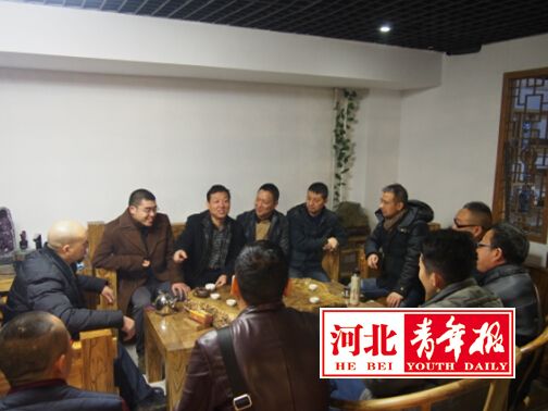 9月20日，由本報《經(jīng)濟圈》周刊聯(lián)合河北省收藏家協(xié)會根雕專業(yè)委員會及河北物華拍賣行有限公司共同舉辦的“首屆中國根雕收藏品拍賣會”活動將于河北省石家莊市南二環(huán)的古韻文化廣場C座負一層年年榆古典家具會館盛大開幕。從今日起，來自全國多個省市的根雕精品陸續(xù)展出。